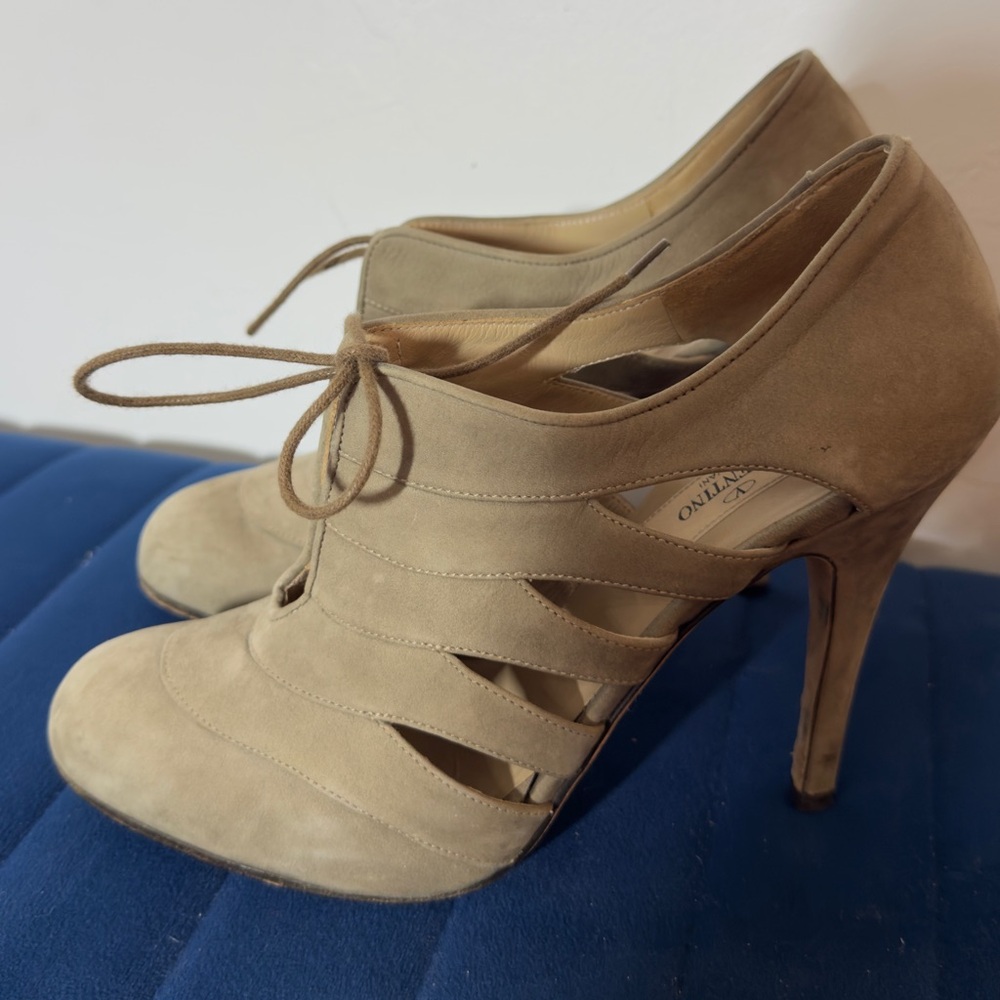 Valentino Vintage Tan Suede Cutout Accent d’Orsay Pump Heels, 6.5 - Picture 4 of 7